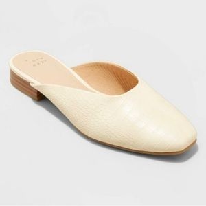 A new day creme mules, size 8